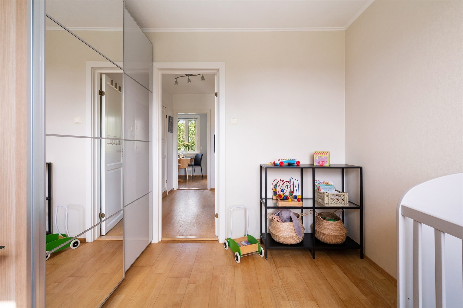 Også her er det en romslig skyvedørsgarderobe. Galleribilde