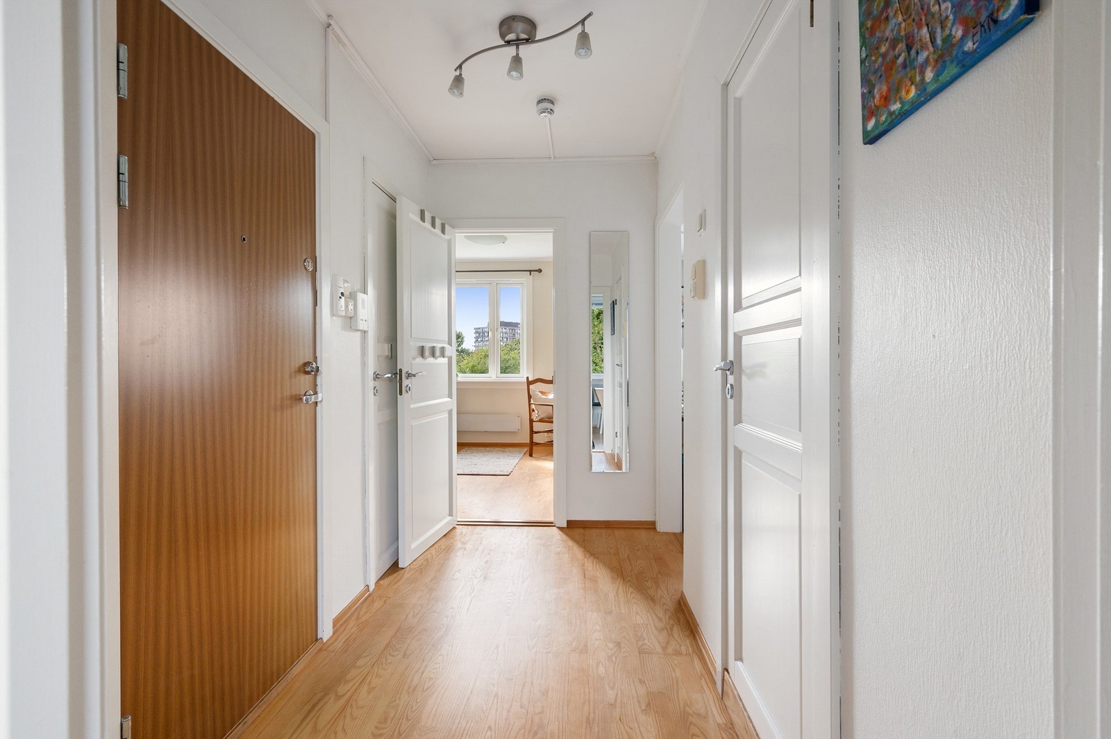 Velkommen inn! Leilighetens entré er lys og innbydende og gir et meget godt førsteinntrykk av boligen. Galleribilde