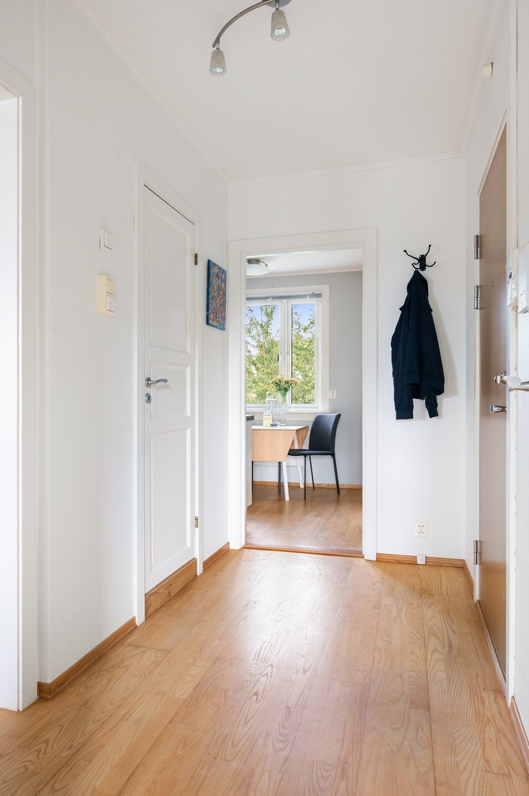 Her er det god plass til å henge fra seg yttertøyet og sette fra seg sko. Entréen knytter boligens rom fint og sømløst sammen. Galleribilde
