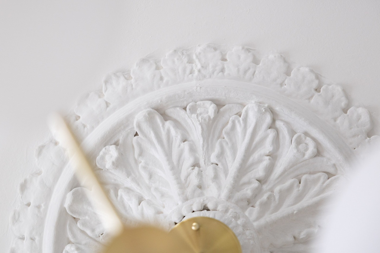 Rosett og stukkatur i himling. Takhøyde oppmålt til 2,89m. Galleribilde