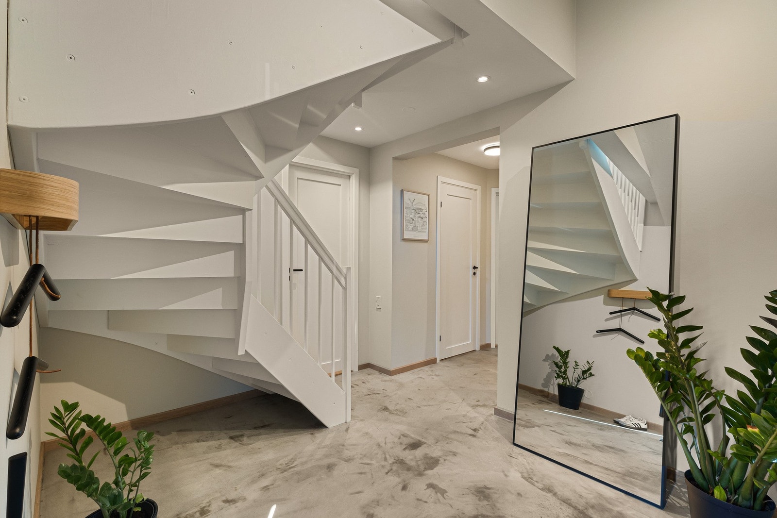 Trappen er kledd inn i eik og malt hvit, og står pent i stil med resten av boligen. Galleribilde