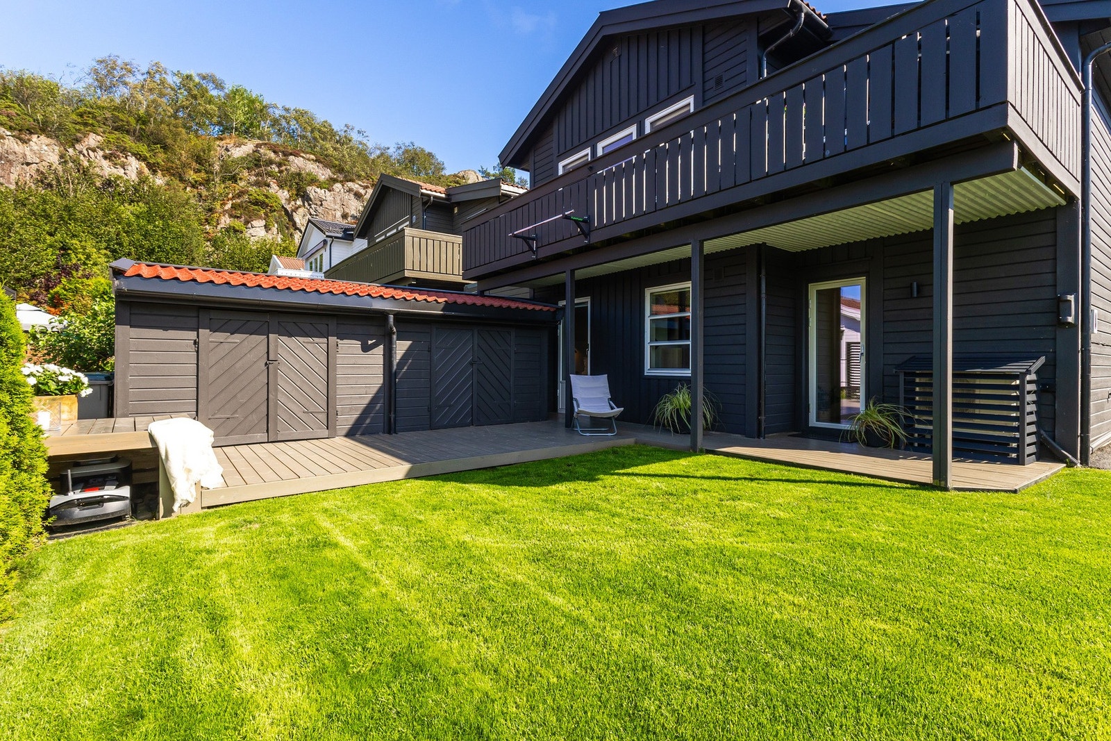 Terrassen er tilknyttet både hage med god boltreplass, samt to eksterne boder. Galleribilde