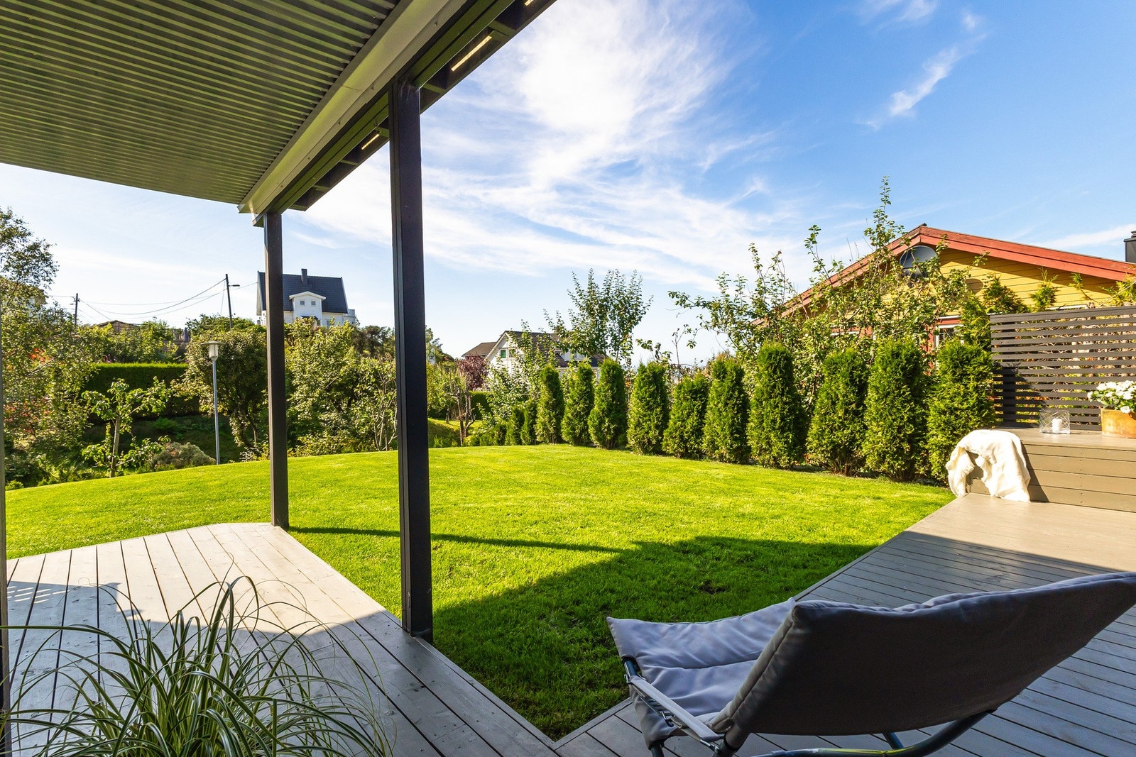 Delvis overbygget terrasse på 23,3 m². Galleribilde