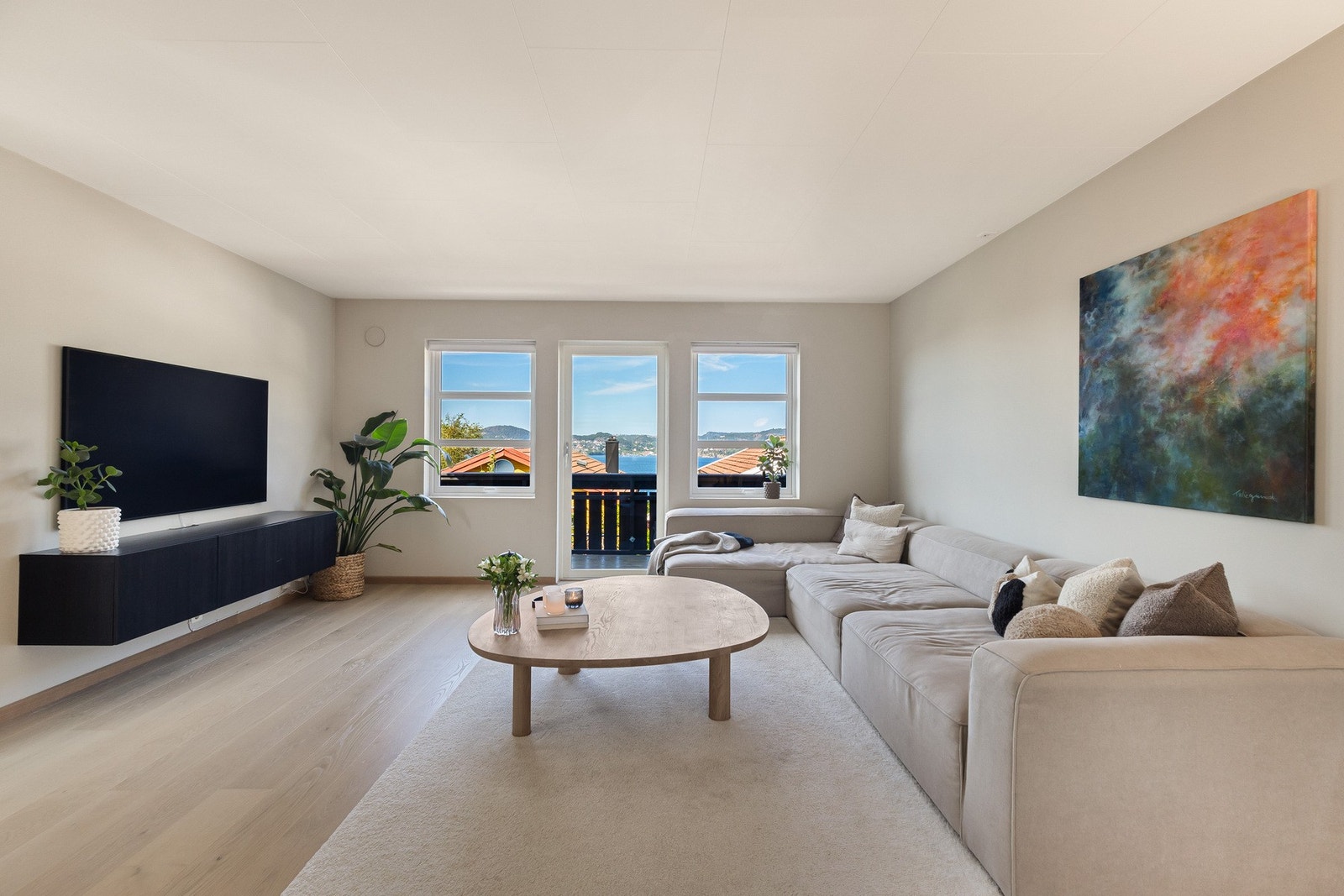 Gjennomgående for boligen er stilrene fargevalg, samt 1-stavs eikeparkett i alle oppholdsrom. Galleribilde