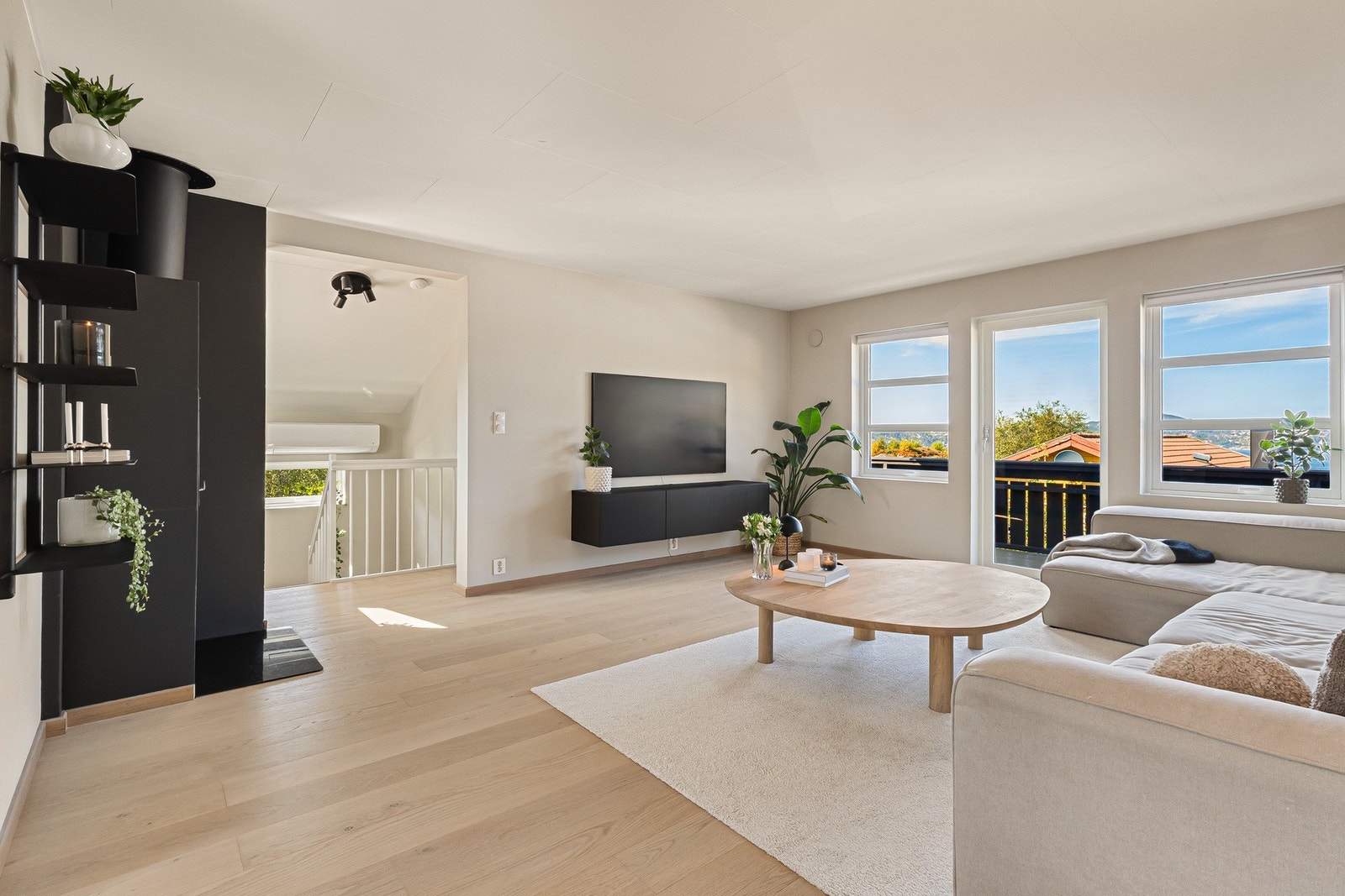 Velkommen inn til en lys og romslig stue! Galleribilde