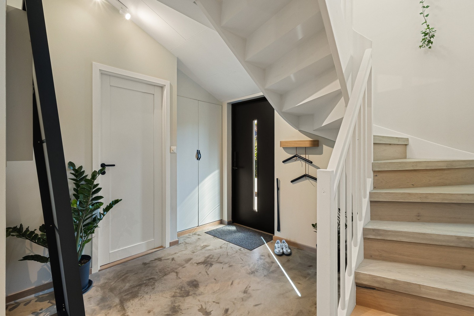 Gangen måler 11,5 m², og har innebygget garderobeløsning. Galleribilde