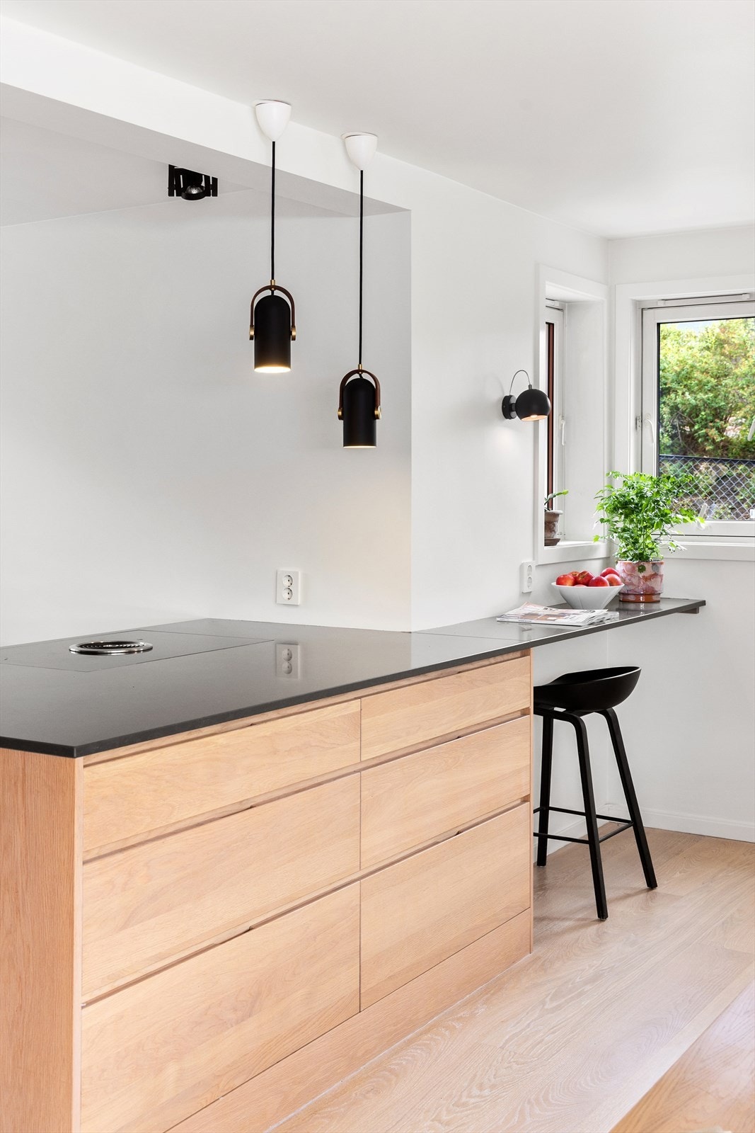 Det er en praktisk barløsning/halvøy med sitteplasser på høyre side av kjøkkenet. Galleribilde