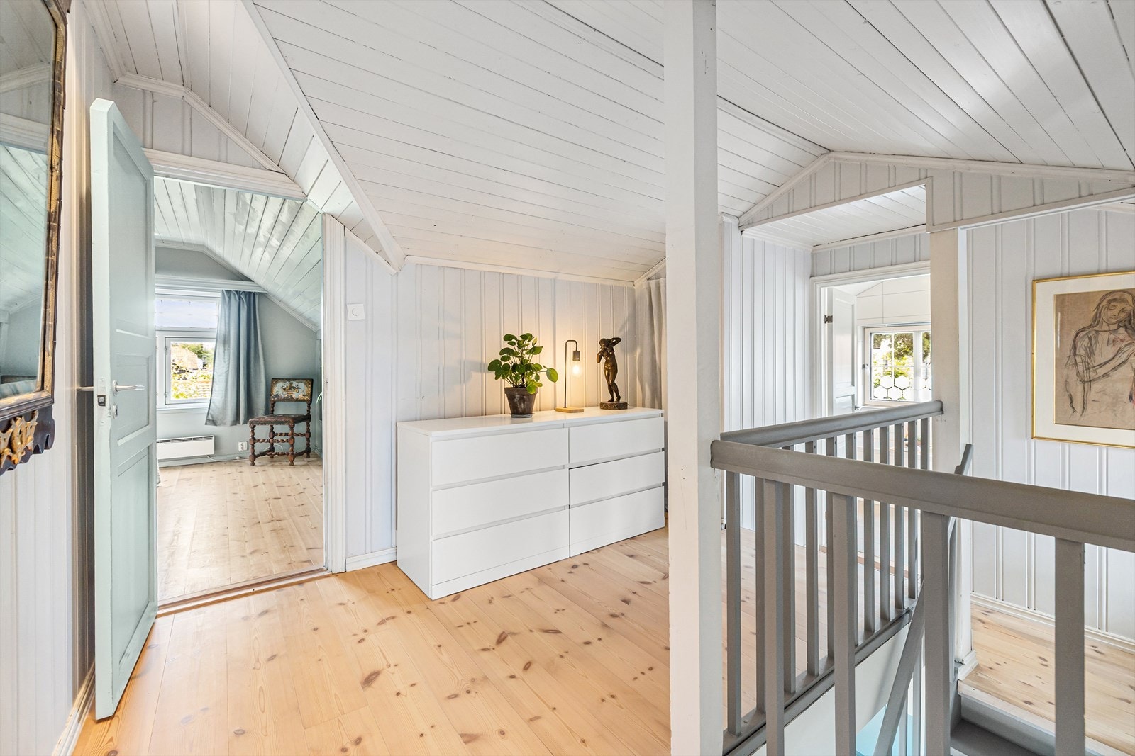 I mellomgangen er det plass til en kommodeløsning om ønskelig for ekstra oppbevaring. Galleribilde