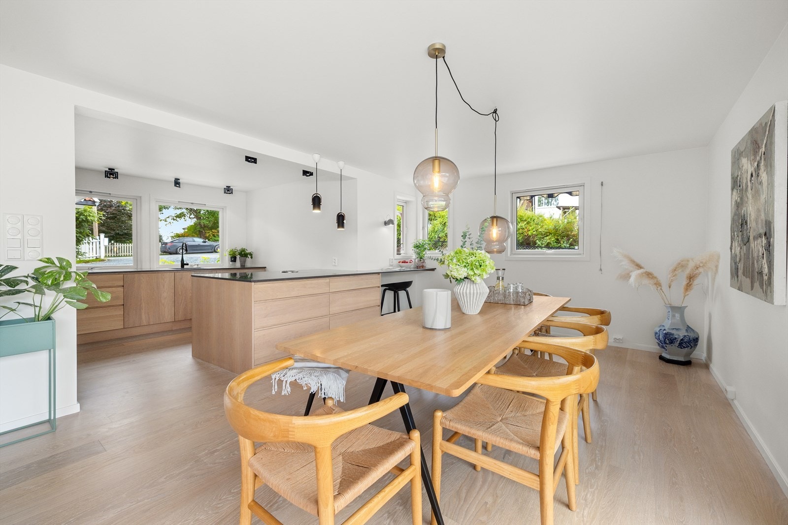 Spisestuen er plassert praktisk i rommet i god nærhet til kjøkkenet samt stuen. Her er det god plass til en romslig spisegruppe samt mulighet for å sette opp langbord dersom man får gjester. Galleribilde