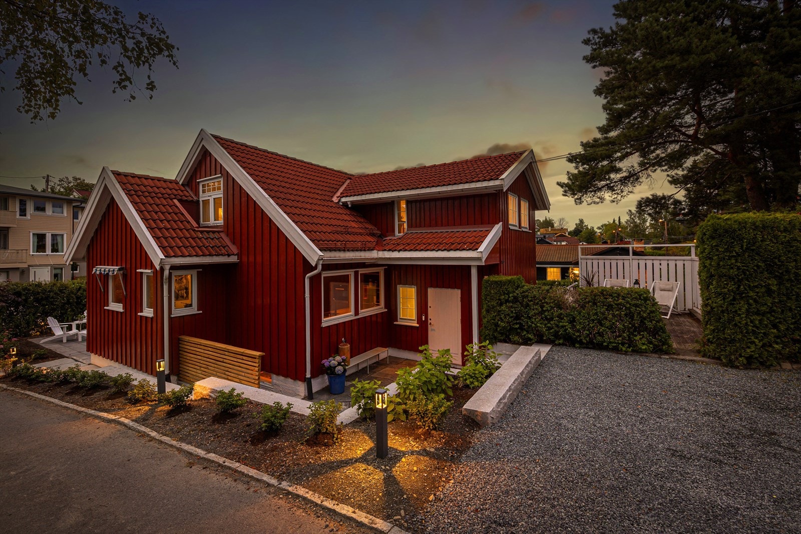 En meget attraktiv og innholdsrik enebolig beliggende rolig og skjermet til i et av Bærums flotteste områder. Galleribilde