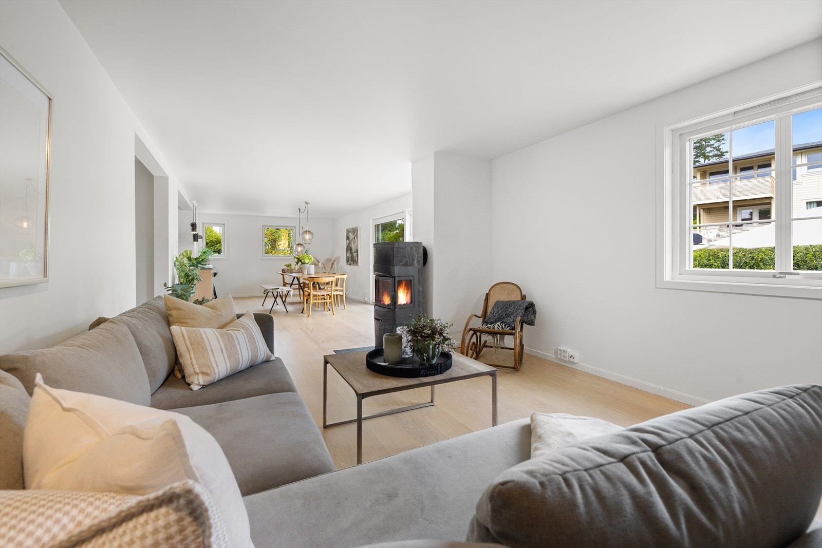 Det er eikeparkett på gulv samt lyse malte flater på vegger og i himling. Galleribilde