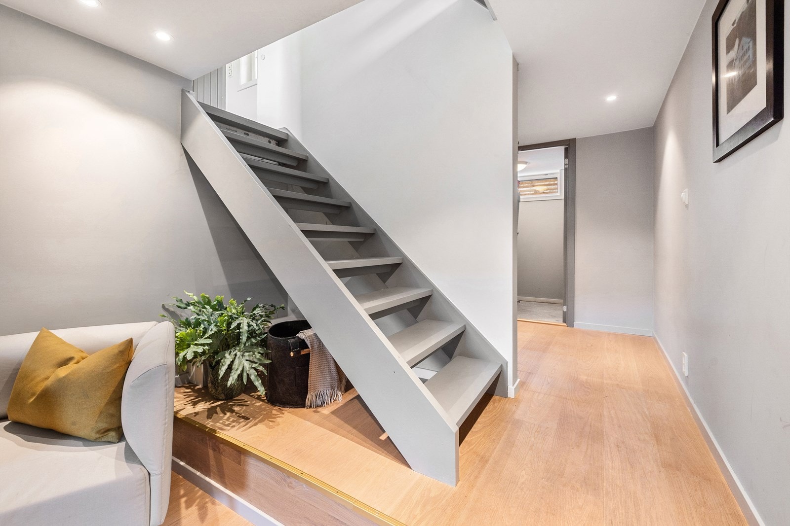 Fra entreen i boligens første etasje, kommer man ned til underetasjen og kjellerstuen. Galleribilde