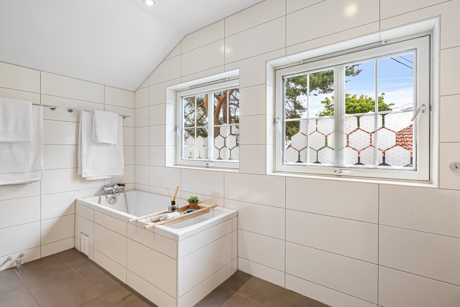 Det er både badekar og dusj samt et gulvmontert toalett. På badet er det en elektrisk vifte som trekker ut luften, det er tilluft fra luftespalter i vindu. Galleribilde