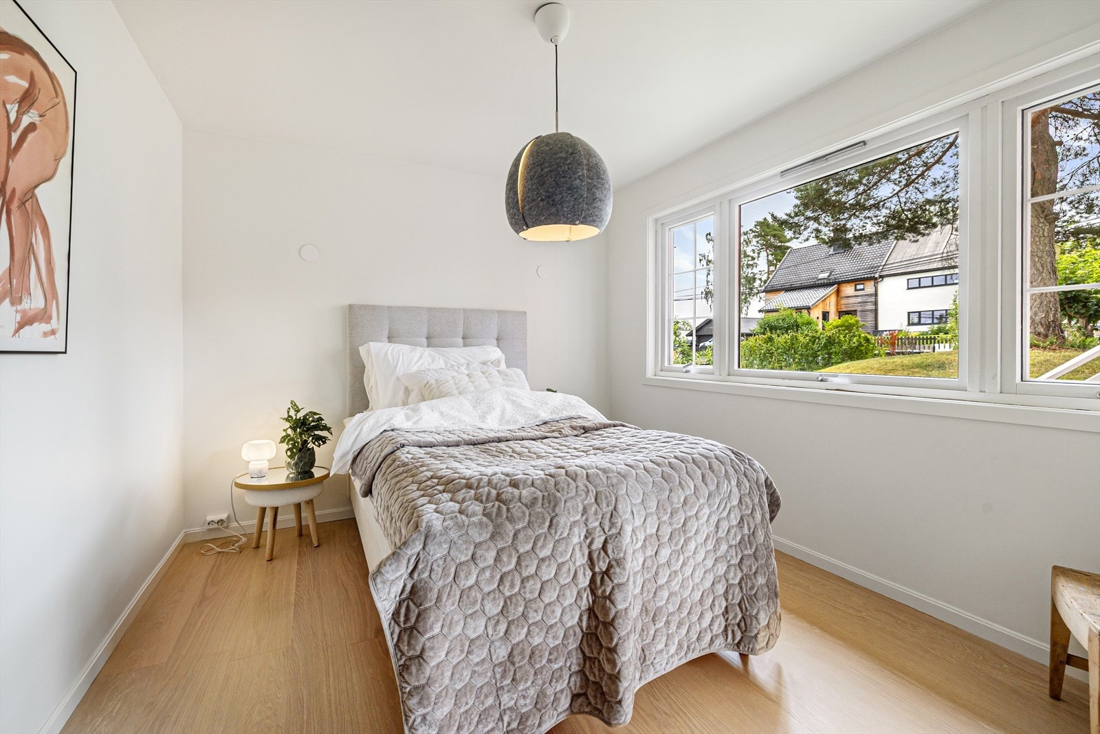 Et av boligens soverom ligger i 1. etasje og er vent mot et rolig område. Galleribilde