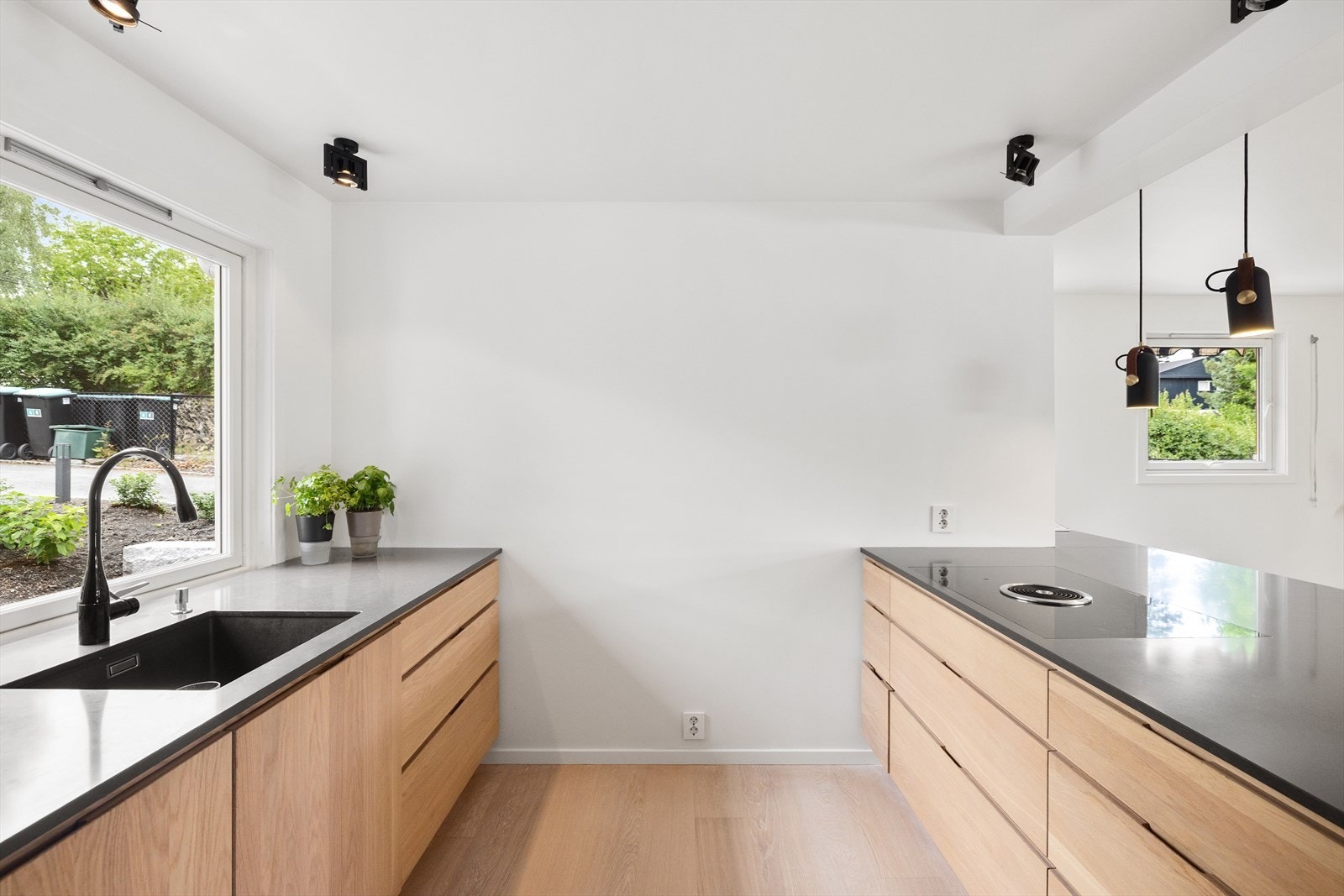 Gulvet er belagt med en-stavs eikeparkett. Veggene er slette og malte, og himlingen er slett malt med integrerte spotlamper som lyskilde. Galleribilde