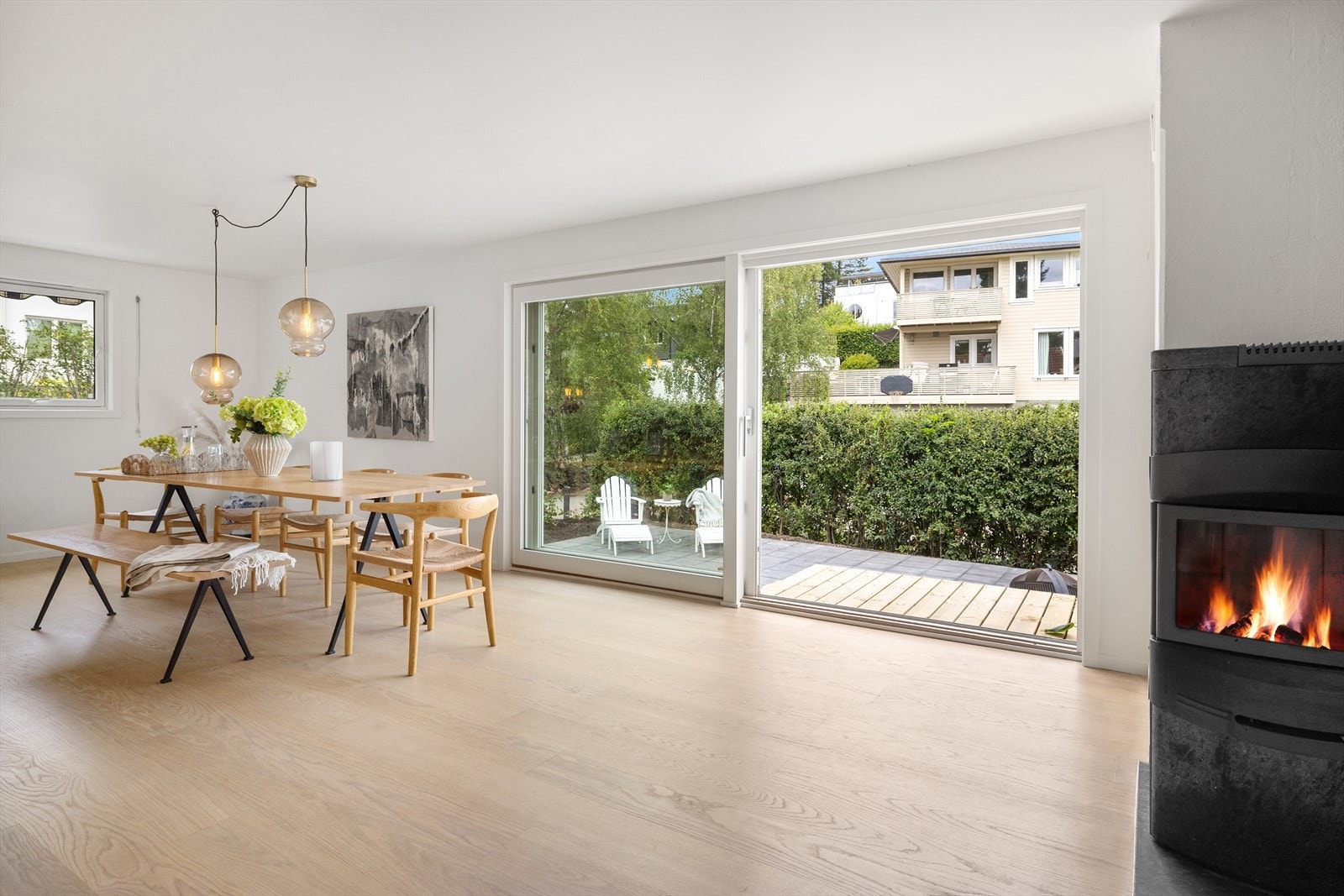 De store vindusflatene slipper inn riktig med naturlig lys inn i rommet samt bidrar til en god og luftig romfølelse. Galleribilde