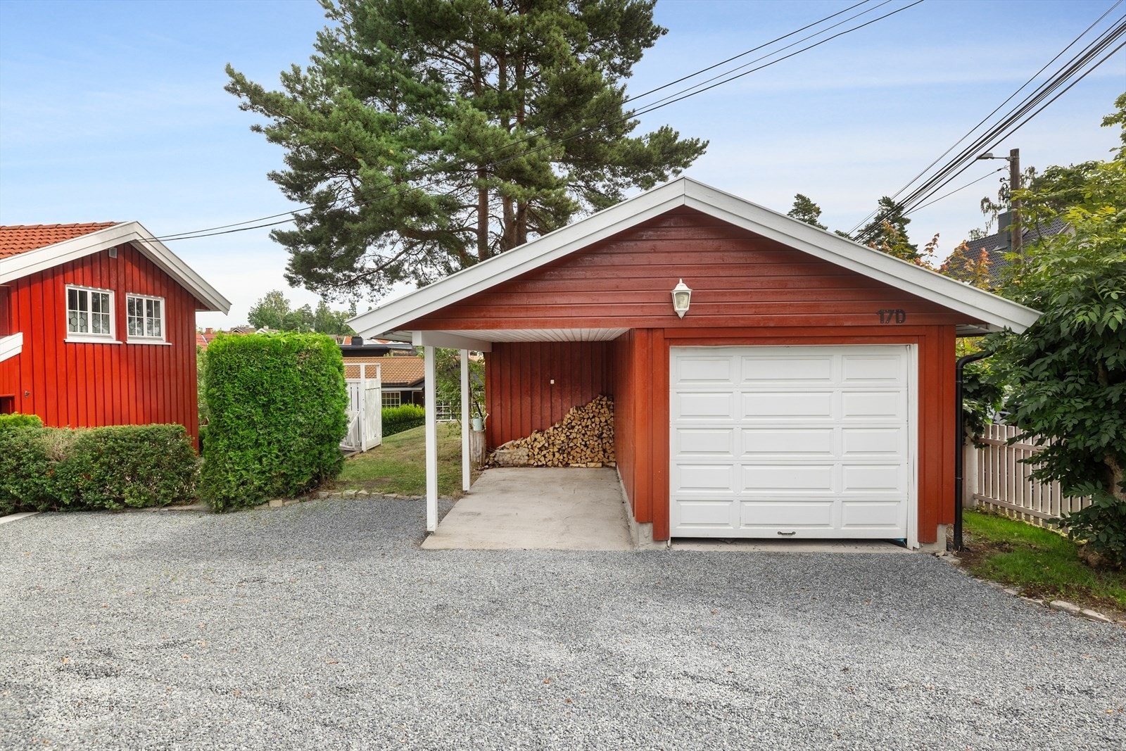 1-15.jpFrittliggende garasje/carport med plass til to biler. Det er innlagt strøm og lys, og montert EL-billader som betales via vanlig strømregning. Automatisk portåpner er installert, og det er en ytterdør plassert i høyre hjørne på baksiden av garasjen Galleribilde