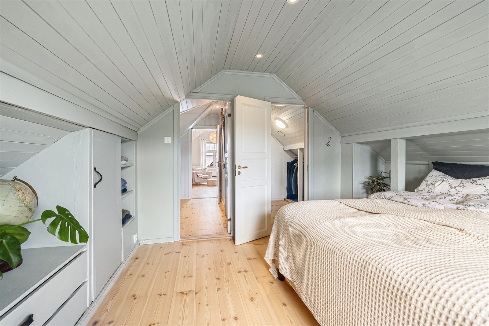 Det er plassbebygde hylleløsninger på soverommet med plass til diverse oppbevaring. Soverommet er vendt mot et rolig område og oppleves som lunt og rolig. Galleribilde