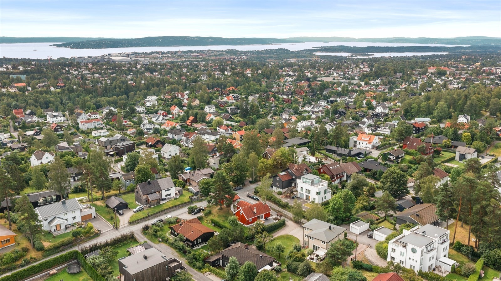 Eiendommen ligger attraktivt til i et veletablert boligområde. Her bor du fredelig, men samtidig nært alt - både barnehager, skoler, offentlig transport og handelsområder. Grav skole og Steinerskolen er i gangavstand. Galleribilde