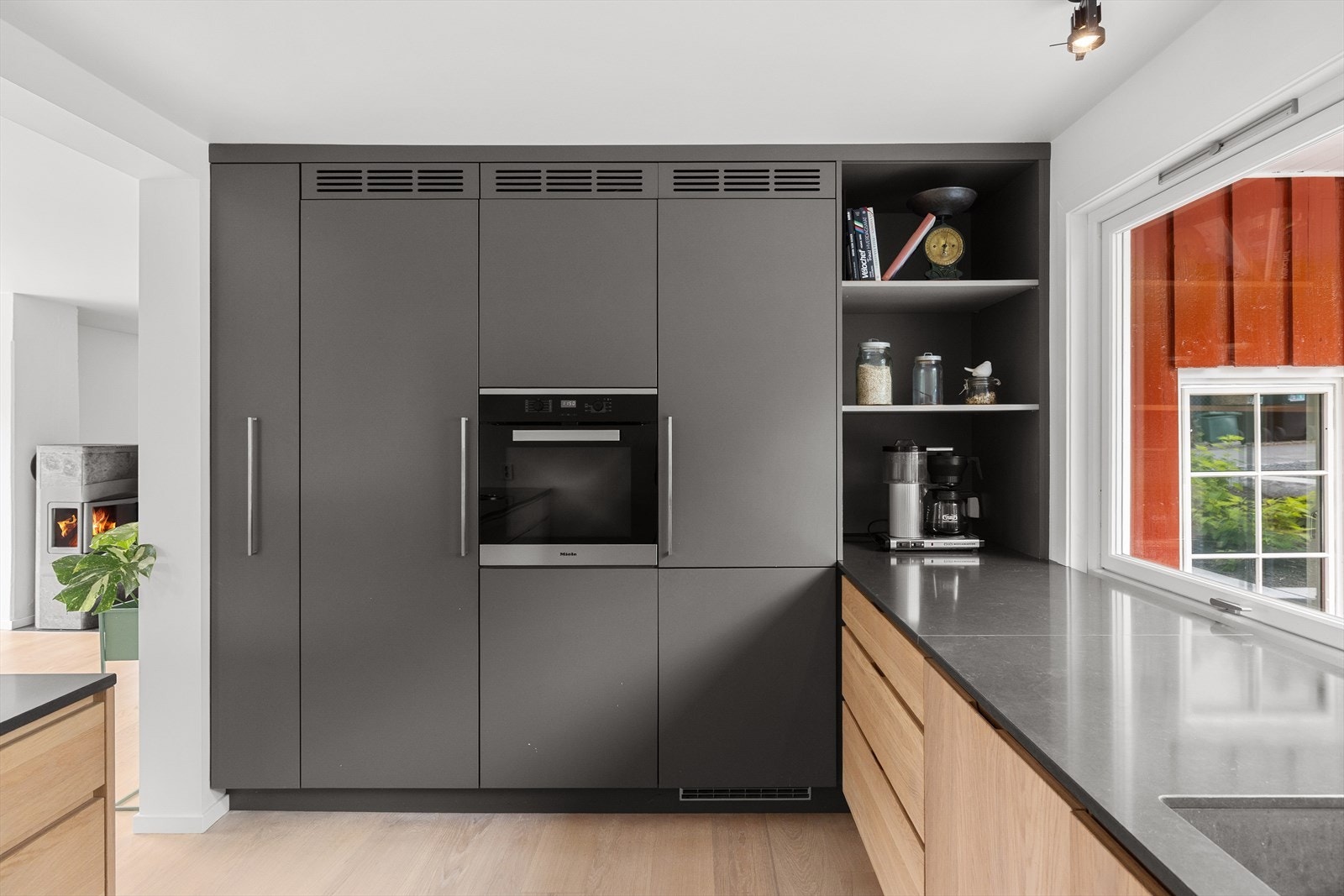 De to kjøkkenvinduene mot inngangspartiet gir rikelig med naturlig lys på kjøkkenet. Galleribilde