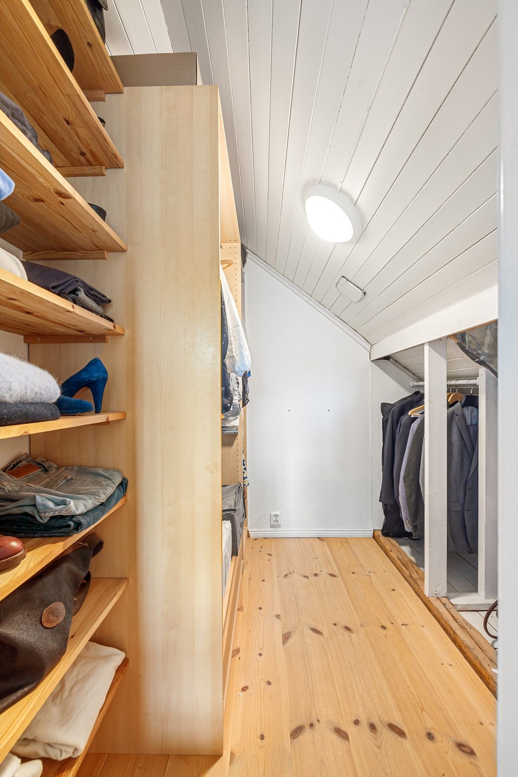 I tilknytning til rommet er et garderoberom som bidrar godt med oppbevaring. Galleribilde