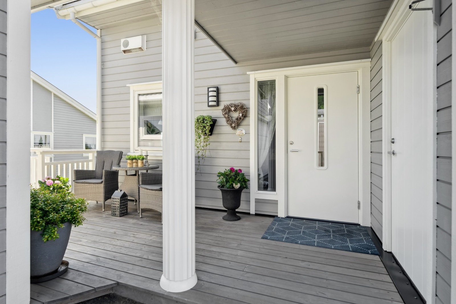 Flott inngangsparti med utebod rett ved inngangsdøren Galleribilde