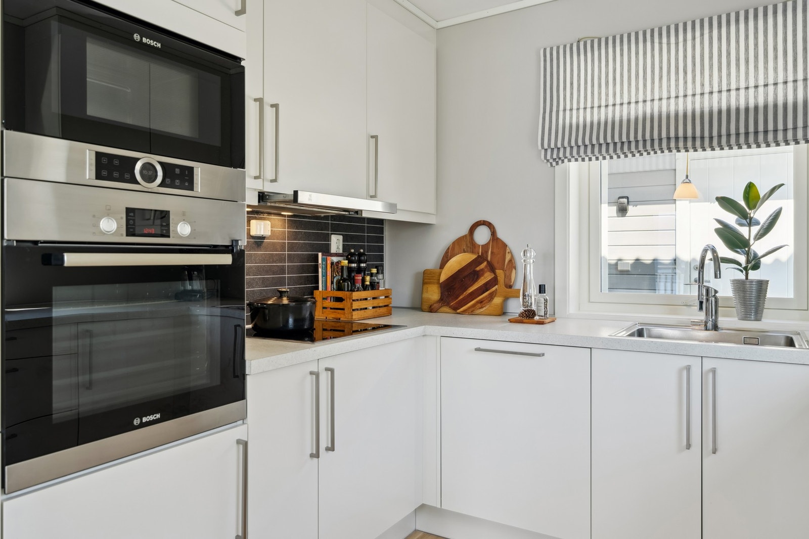 Det er integrerte hvitevarer som stekeovn, platetopp, oppvaskmaskin, mikrobølgeovn, og kjøl
-/fryseskap Galleribilde