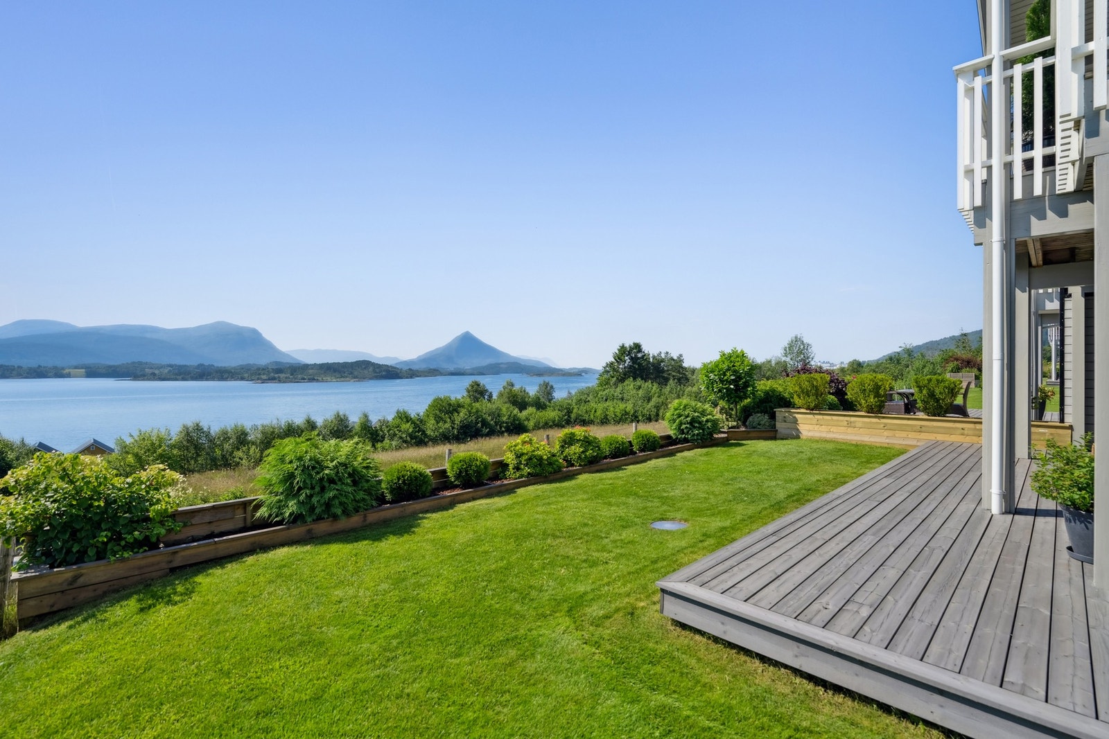 Eiendommen byr på fantastisk utsikt og gode solforhold Galleribilde