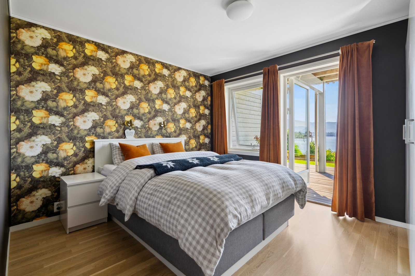 Hovedsoverom. Alle 3 soverom er i underetasje Galleribilde