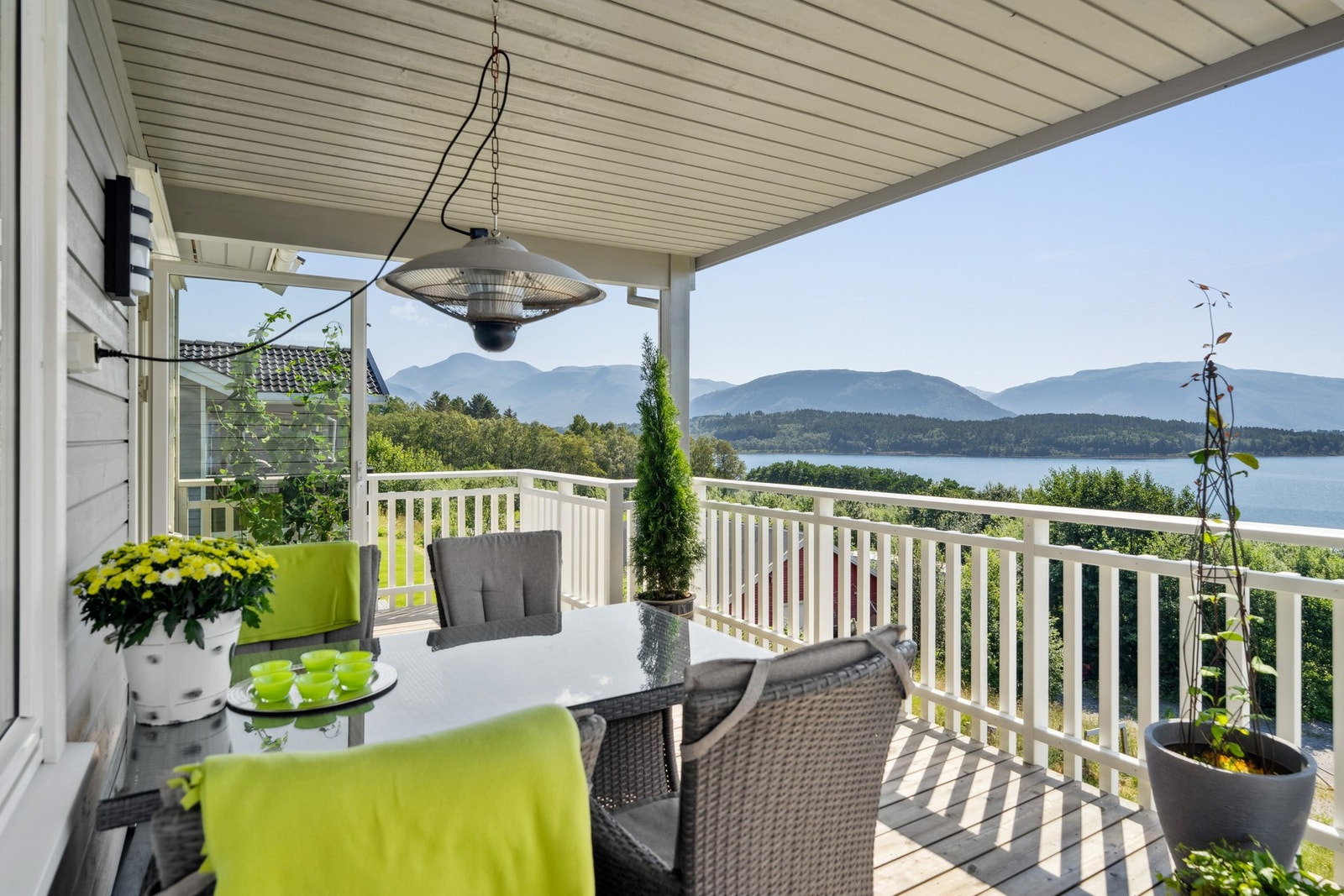 Takoverbygd veranda med fantastisk utsikt Galleribilde