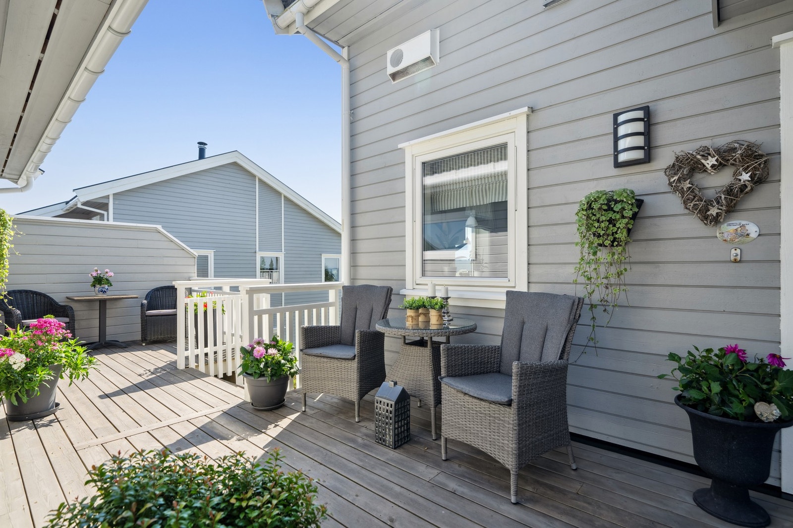 Innbydende terrasse rett ved inngangspartiet. Boligen har et samlet terrassereareal på om lag 59 m² Galleribilde