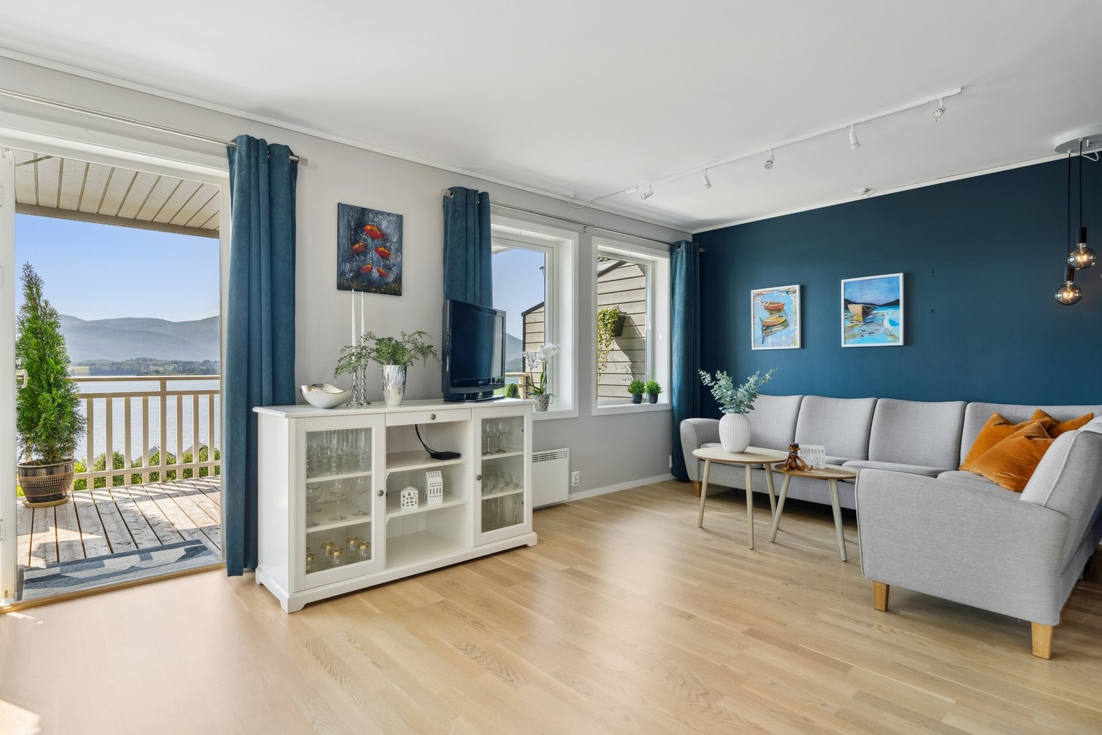 Store vindusoverflater sørger for godt lysinnslipp Galleribilde