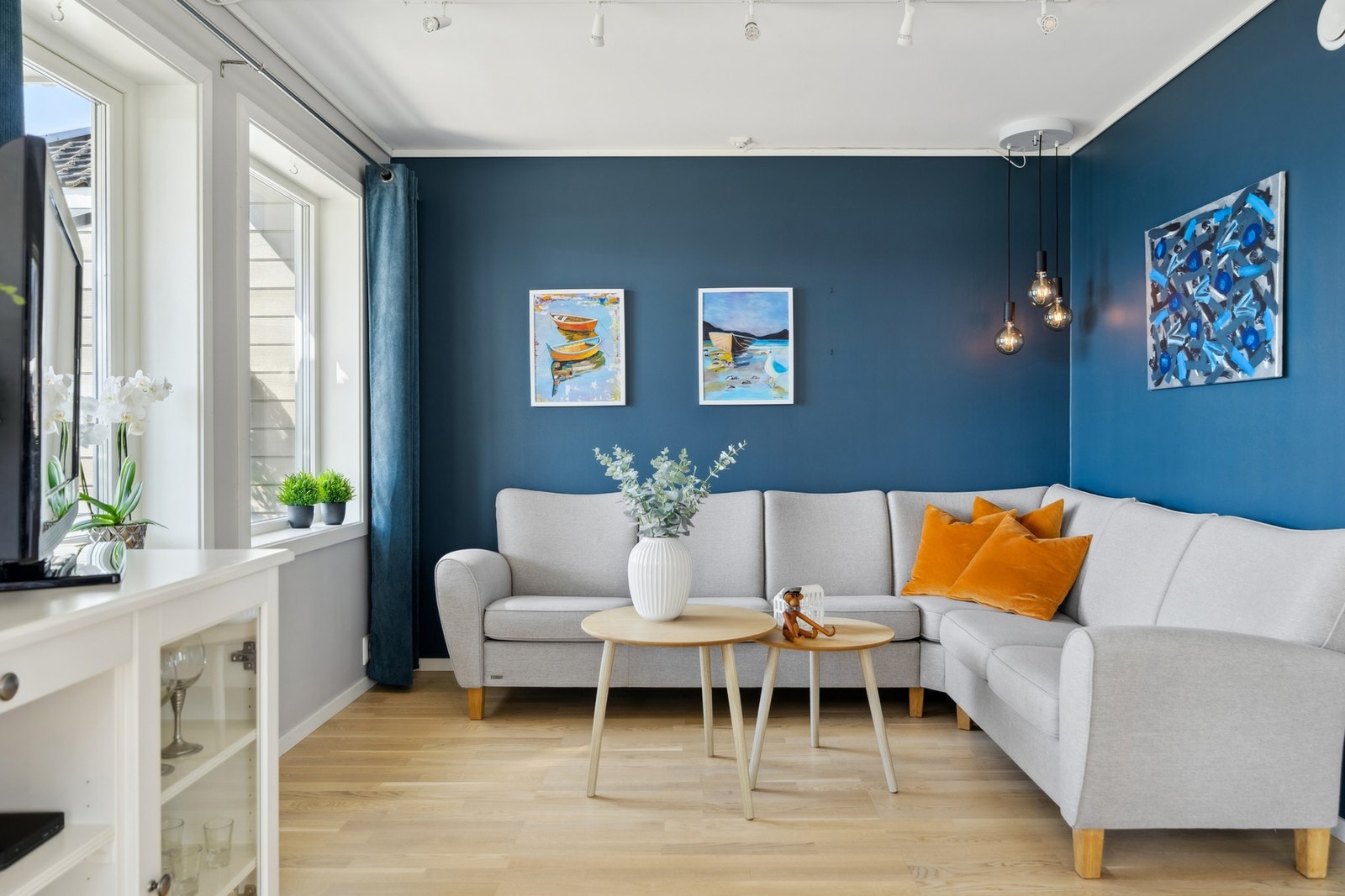 Stilren bolig med parkettgulv og malte slette plater på vegger Galleribilde