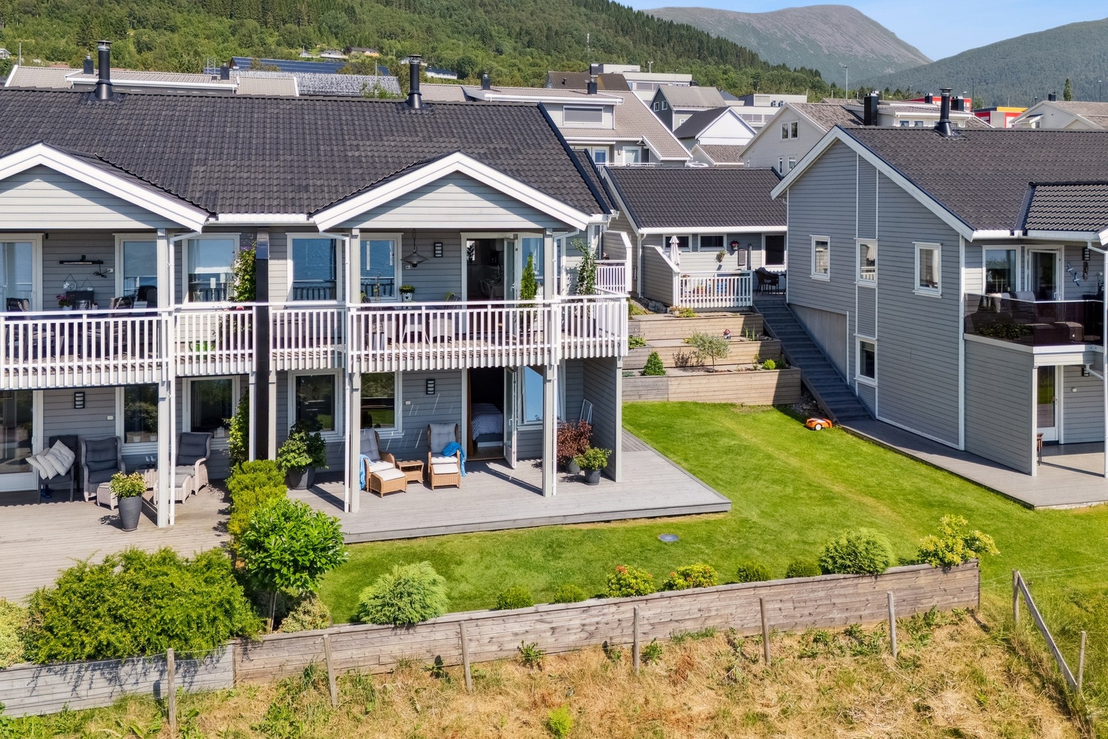 Tomten er skrånet i nordlig retning og har et felleseid areal på 656 m² Galleribilde