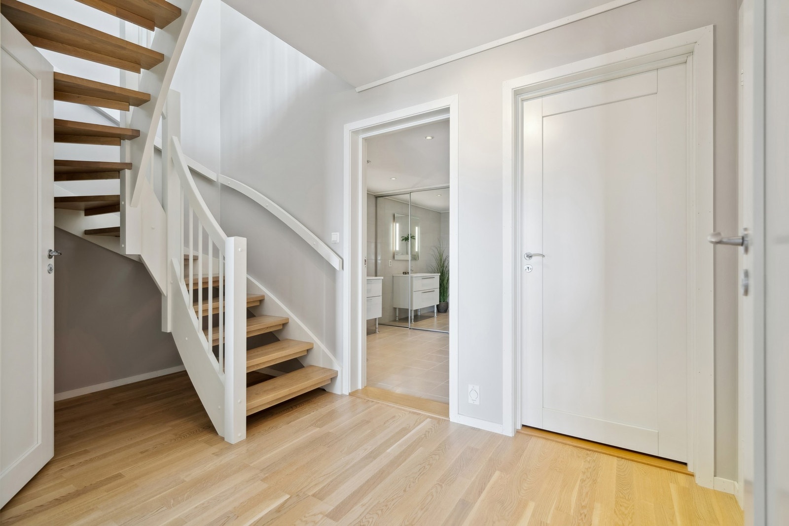 Flott trapp med eiketrinn som binder etasjene sammen Galleribilde