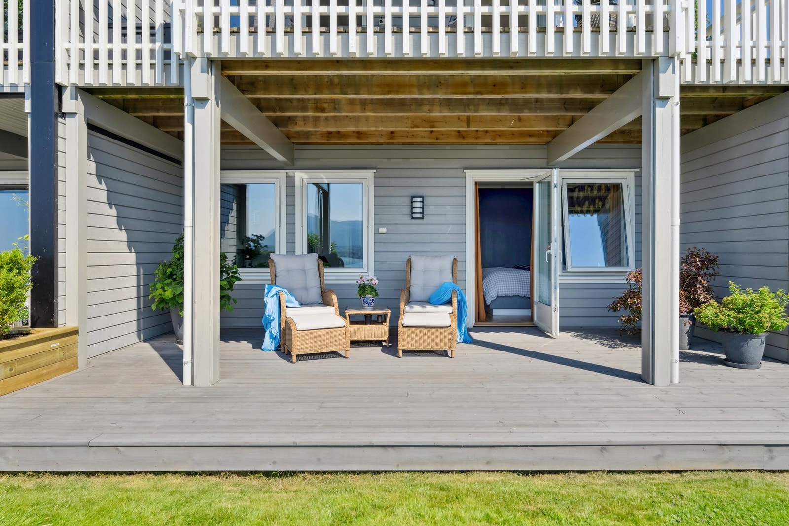 Flott markterrasse med delvis takoverbygg Galleribilde