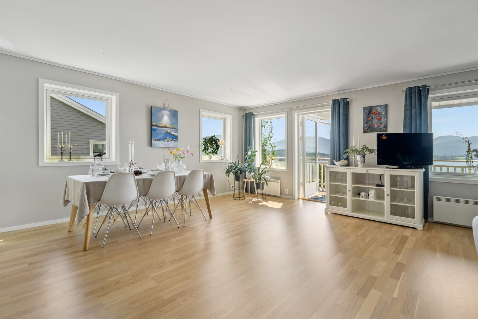 Lys og pen stue med god plass til spisegruppe Galleribilde