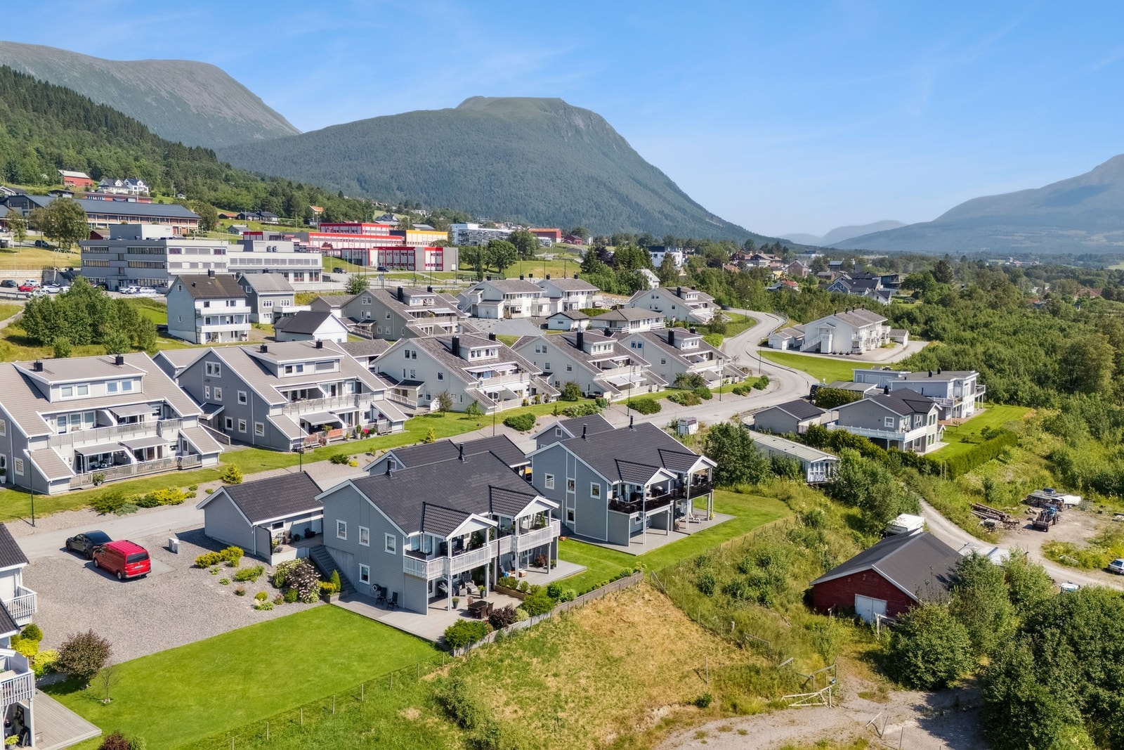 Eiendommen ligger i gangavstand til sentrum med butikker, skole, barnehage og andre servicetilbud Galleribilde