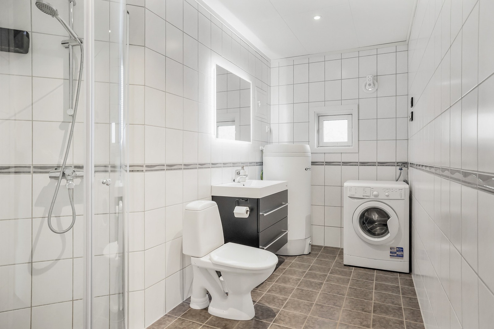 Badet er lyst og har flislagt gulv med gulvvarme. Galleribilde