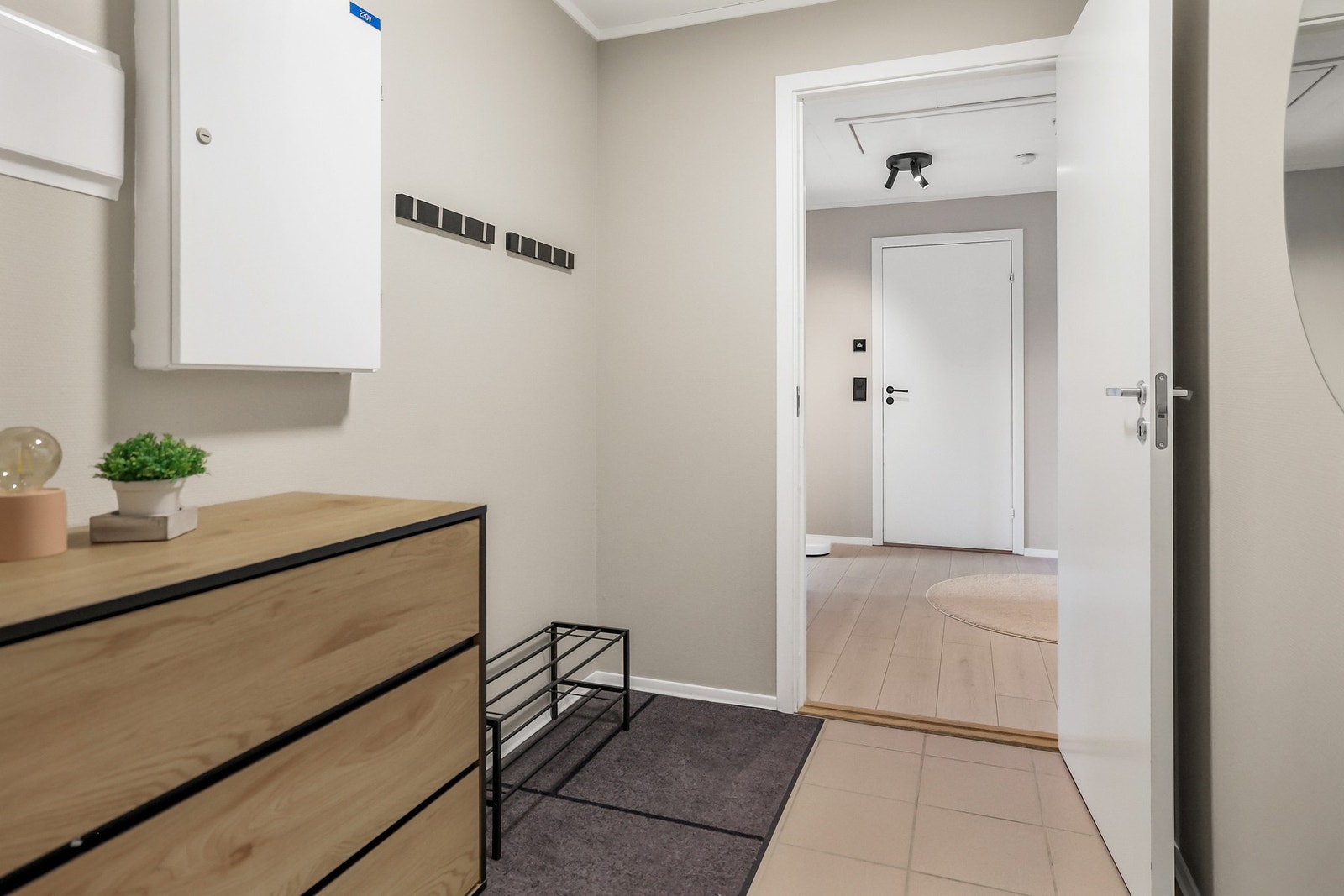 Entrèen er lys og har varme i gulv. Galleribilde