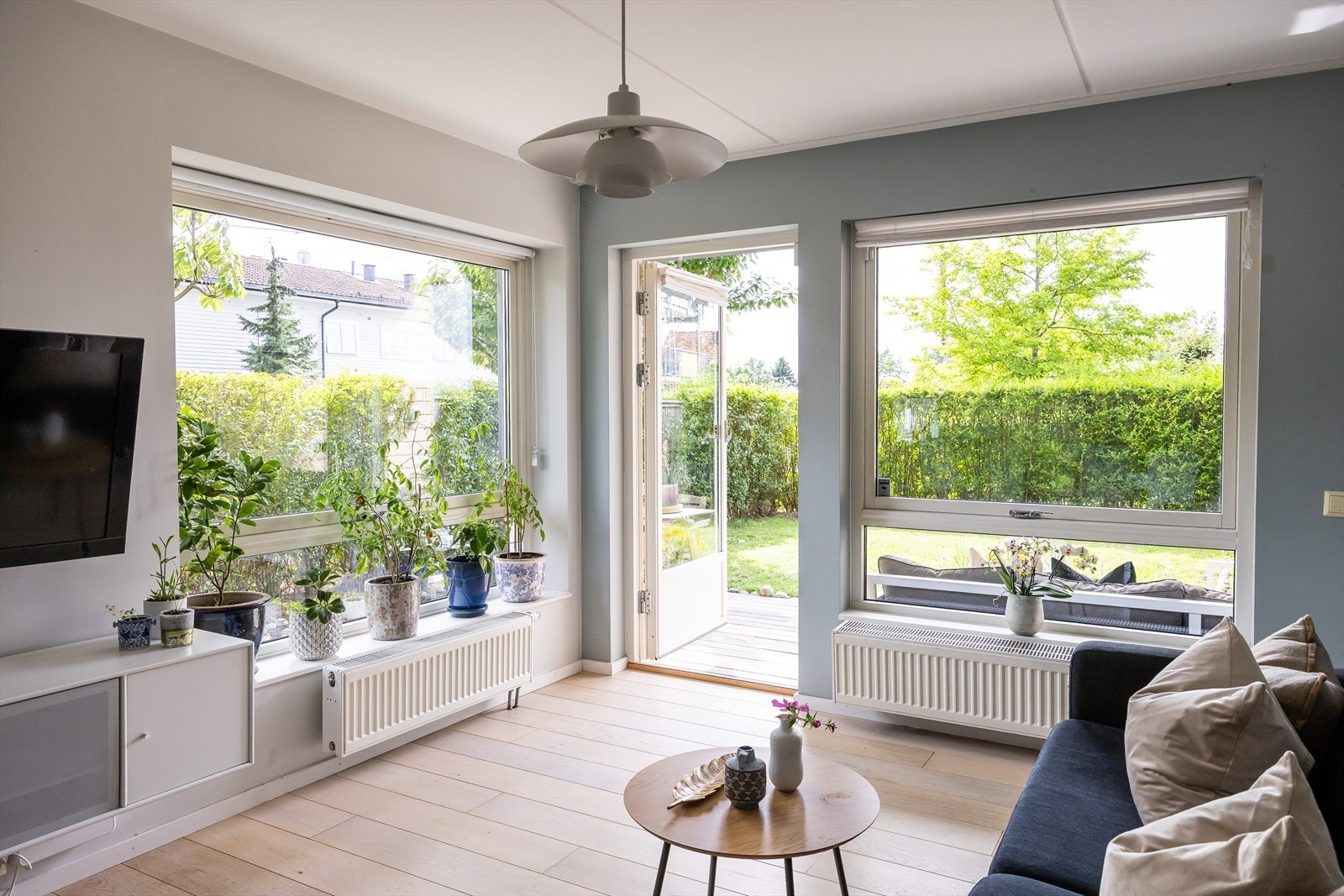 De store vindusflatene slipper inn rikelig med naturlig sollys og skaper en hyggelig atmosfære i leiligheten. Galleribilde
