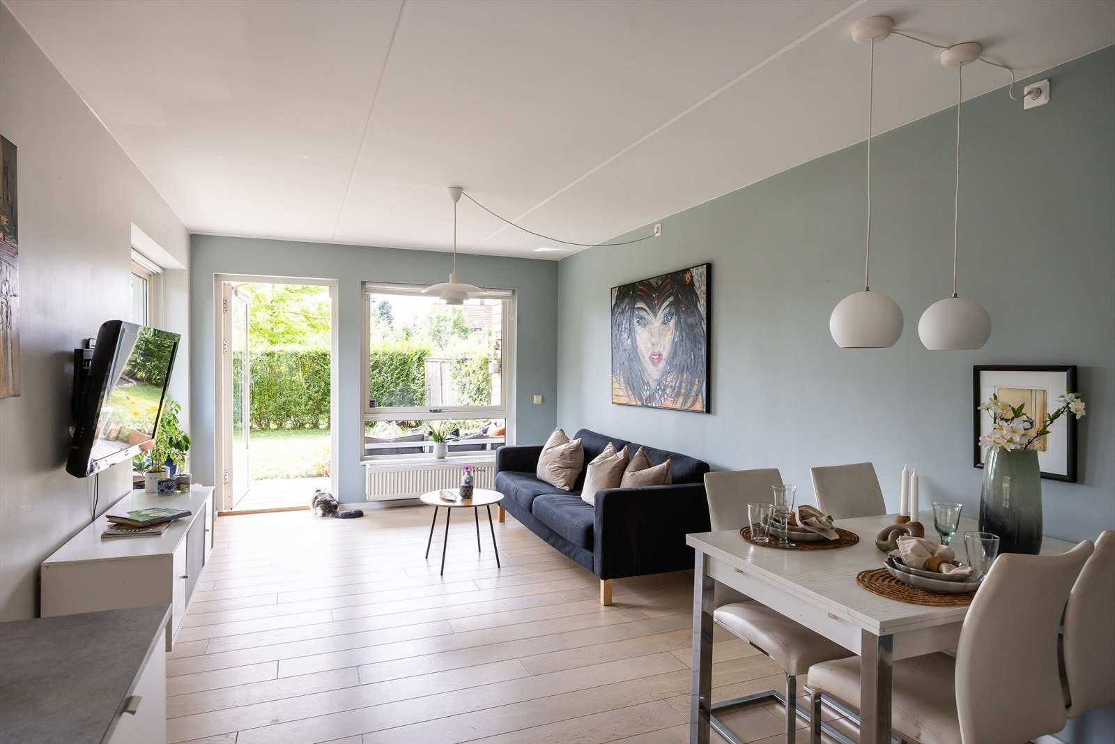 Lys og luftig stue/spisestue, med gode møbleringsmuligheter. Galleribilde