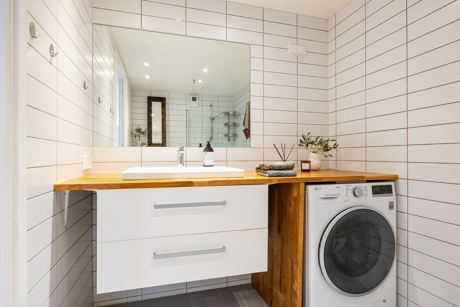 Opplegg for vaskemaskin på badet. Galleribilde