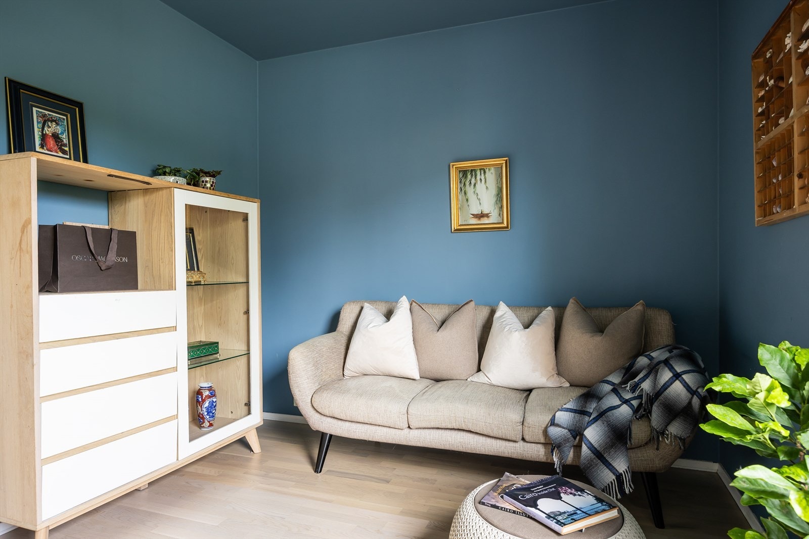 God plass til seng, nattbord, kommode samt en romslig skyvedørsgarderobe på hovedsoverommet. Galleribilde