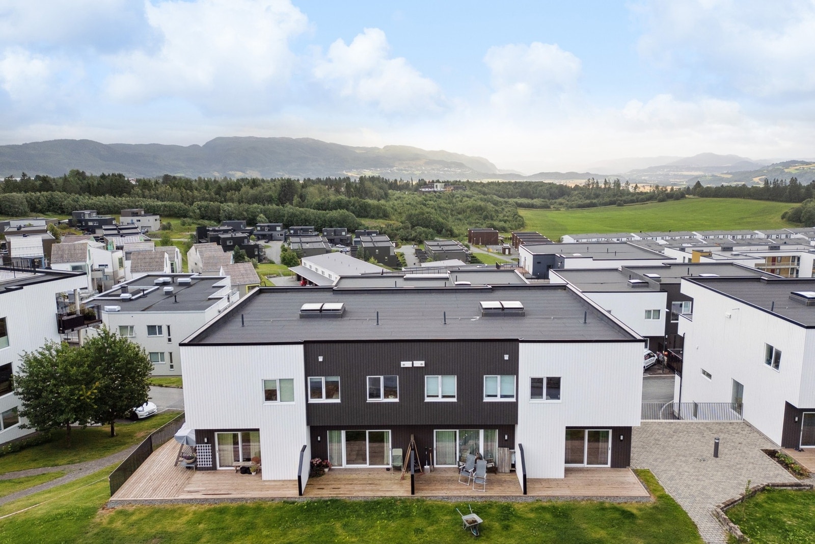 Her bor du i et etablert boligfelt med gode sol- og utsiktsforhold. Galleribilde