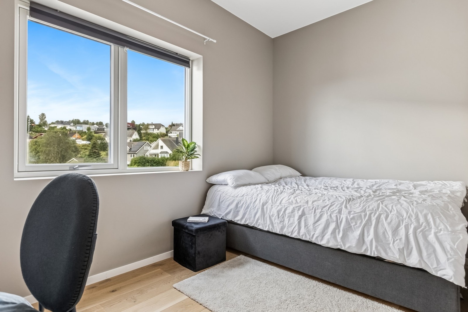 Lyst og fint soverom som enkelt kan møbleres etter behov. Galleribilde