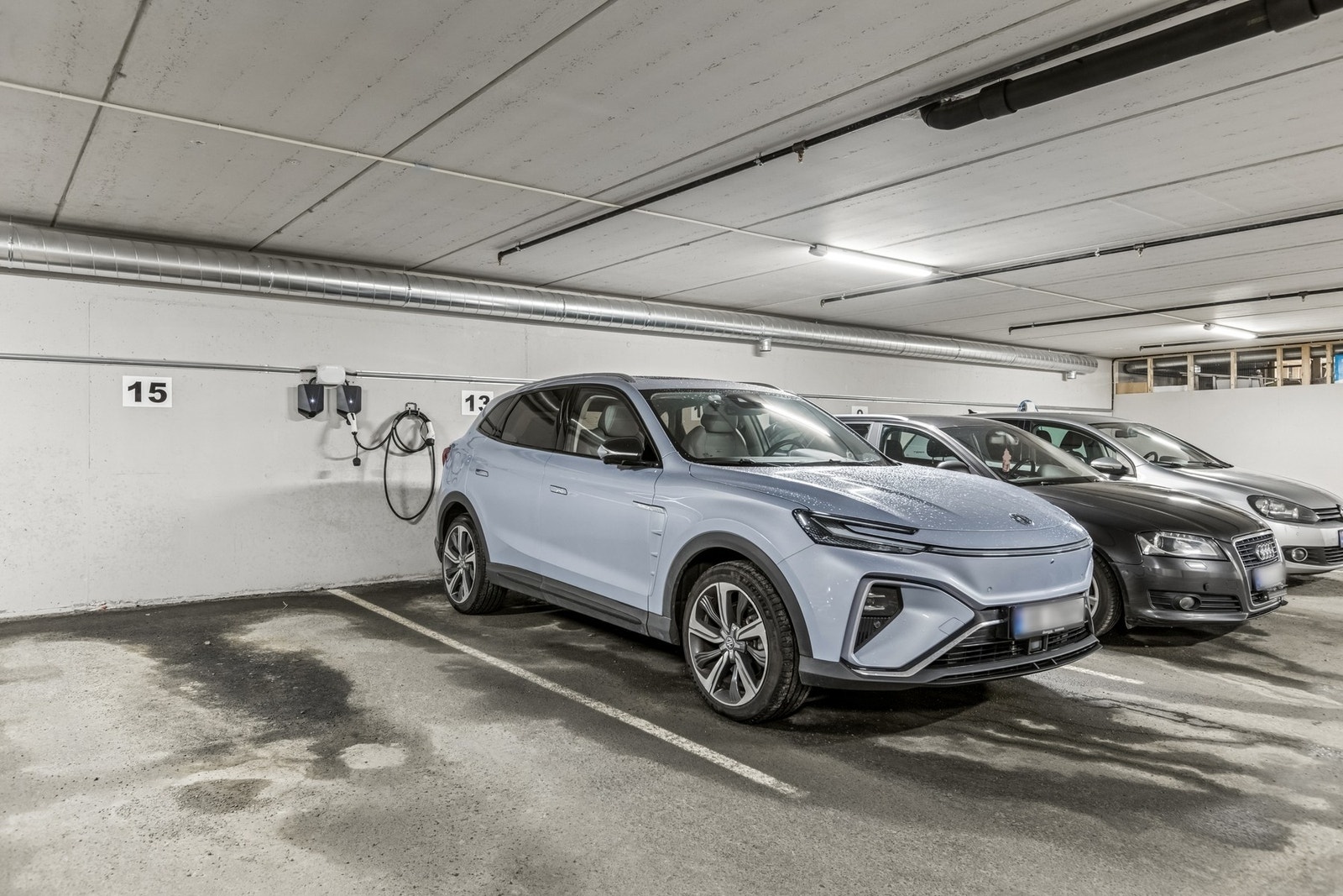 Boligen disponerer parkeringsplass i felles garasjeanlegg, med montert elbillader. Galleribilde