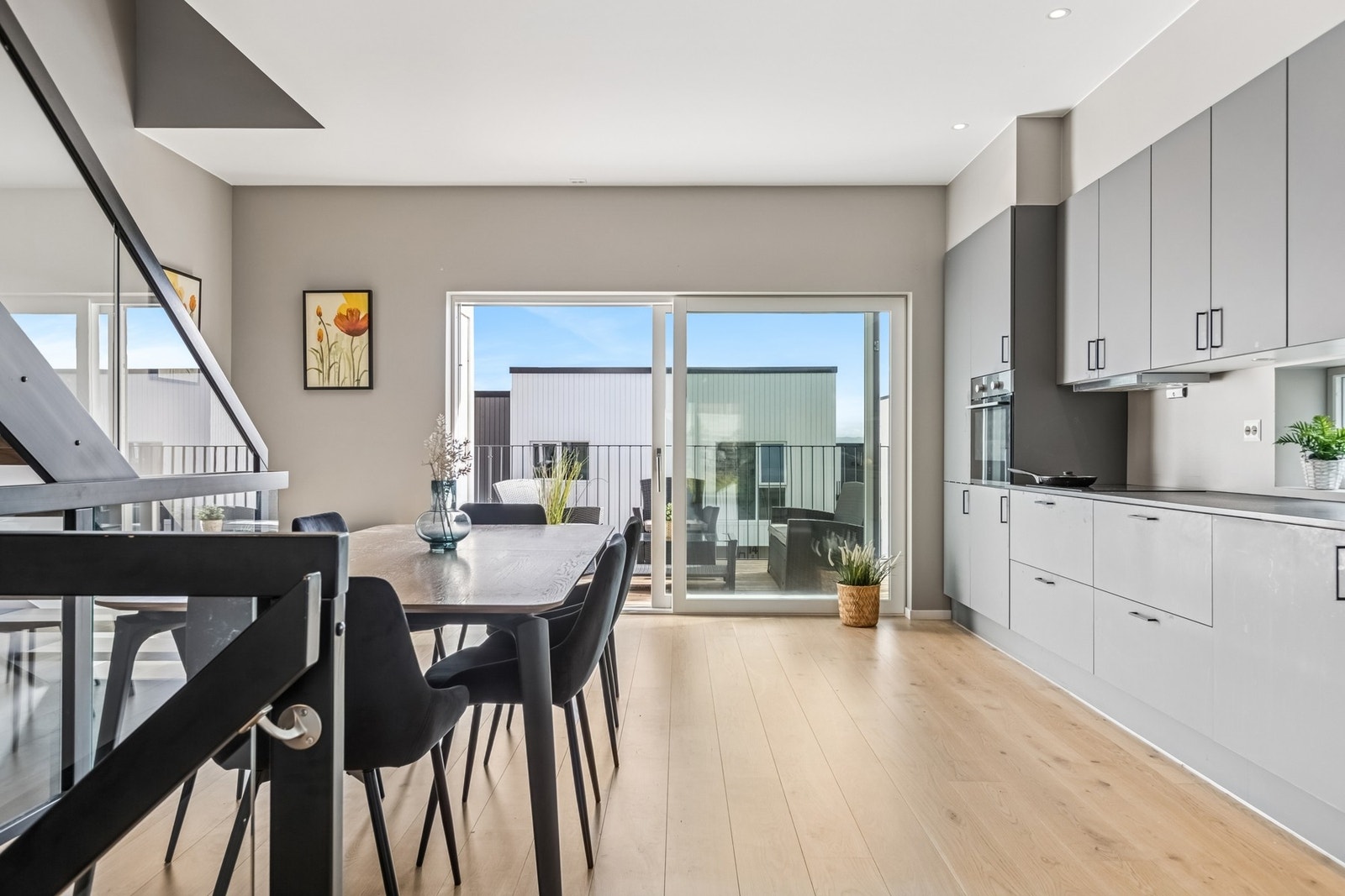 Første etasje rommer stue og kjøkken, med uteplasser på begge sider. Galleribilde