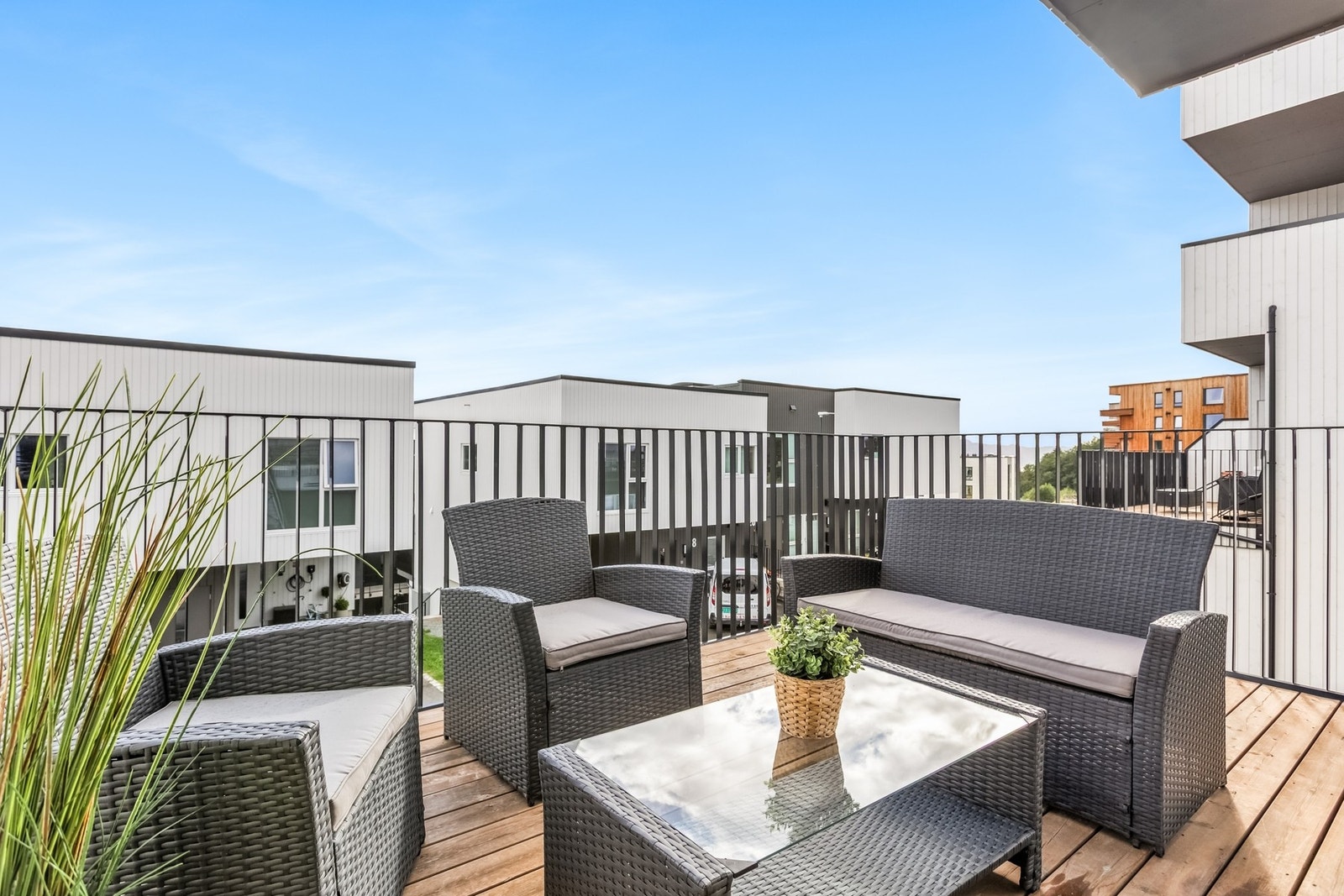 Romslig balkong med god plass til sittegruppe. Galleribilde