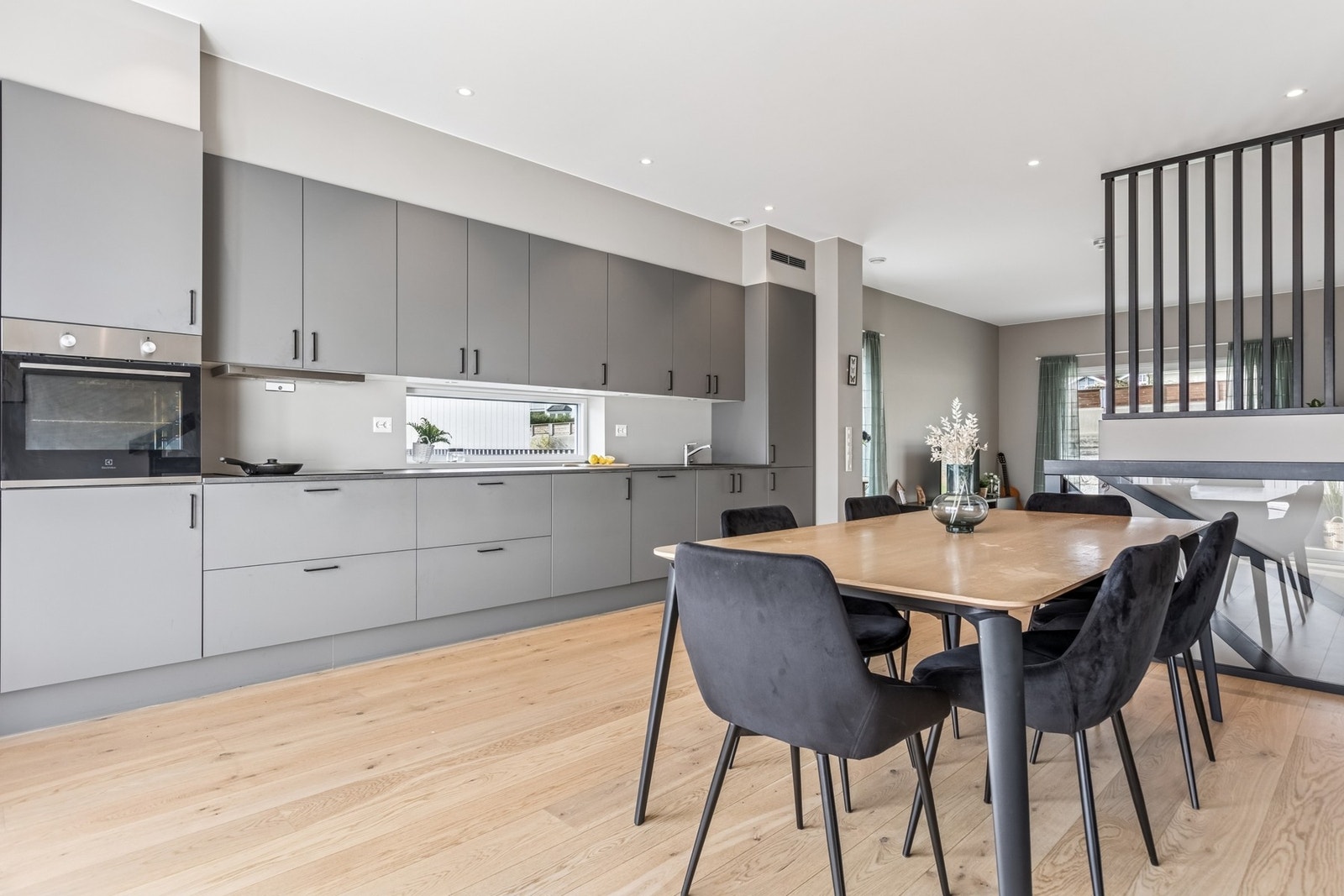 Et attraktiv rekkehus på tre plan med flere uteplasser, gode oppholdsrom og parkering i garasjeanlegg. Galleribilde